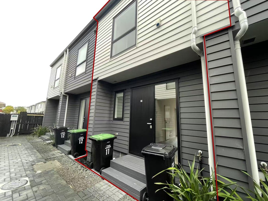 1/1 Cape Road, Mangere, Auckland - Carousel 1