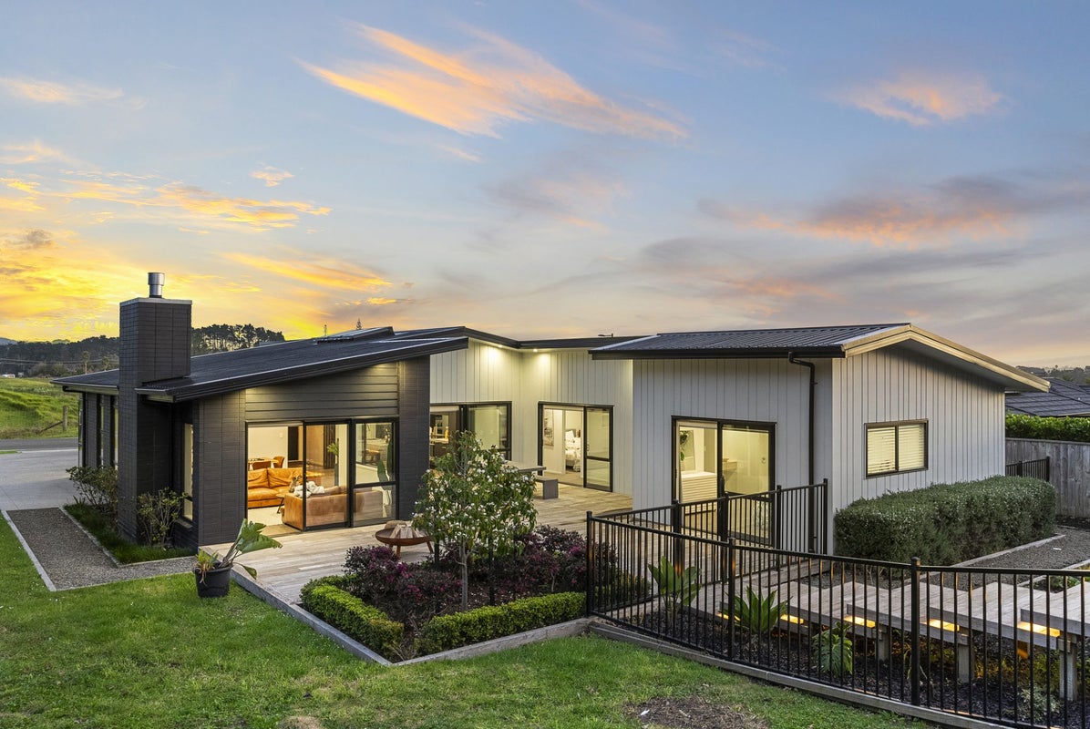 49 Jack Lachlan Drive, Beachlands, Auckland - Carousel 1