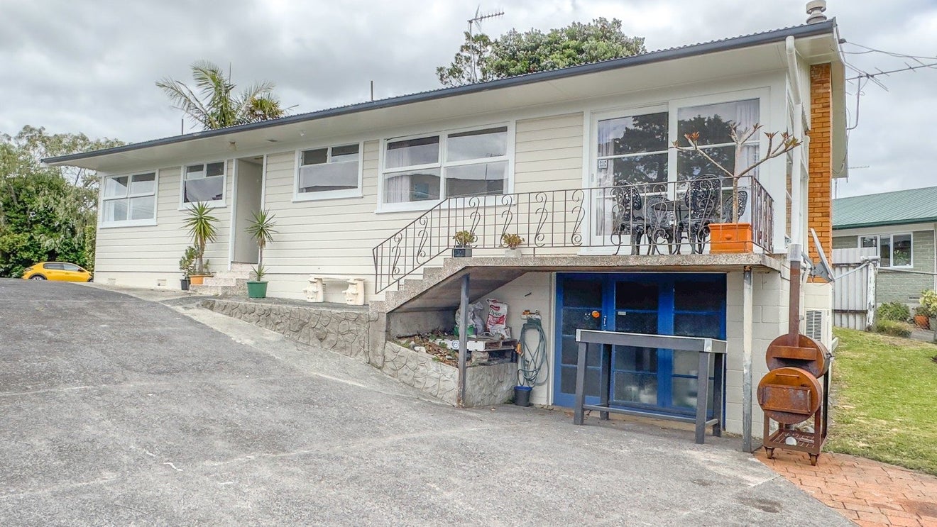 18 Rembrandt Place, Opaheke, Papakura - Carousel 1