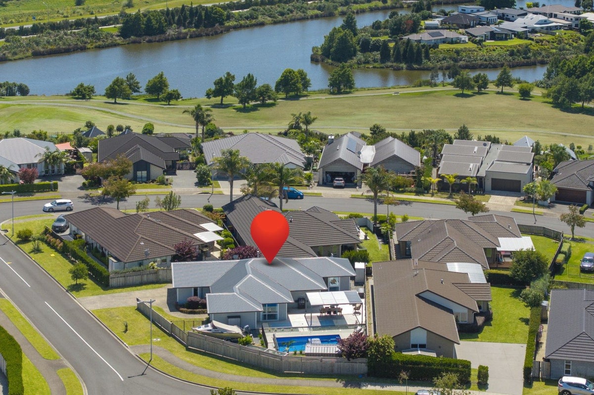 1 Benmore Crescent, Pyes Pa, Tauranga - Carousel 2