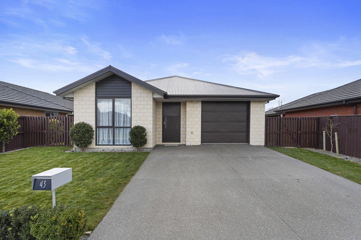 43 Tara Crescent, Woodend, Woodend - Carousel 1
