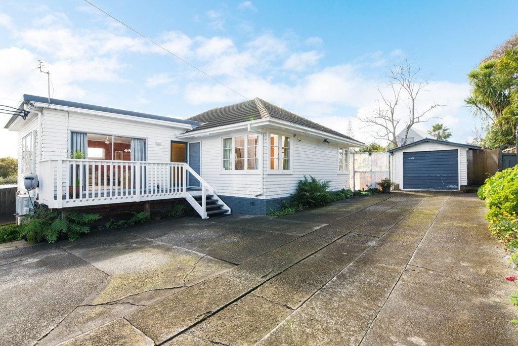 54 Amberley Avenue, Te Atatu South, Auckland - Carousel 2