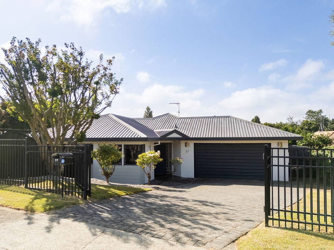 51 Sunnyhills Avenue, Glenview, Hamilton - Carousel 1