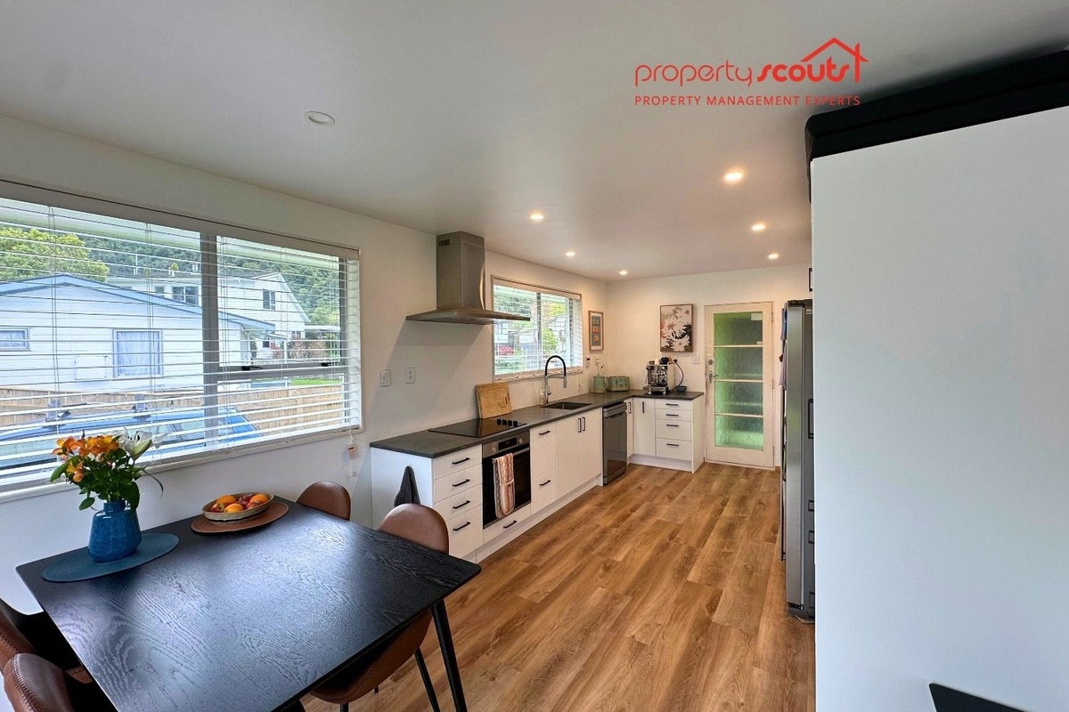 13 Dakota Grove, Totara Park, Upper Hutt - Carousel 1