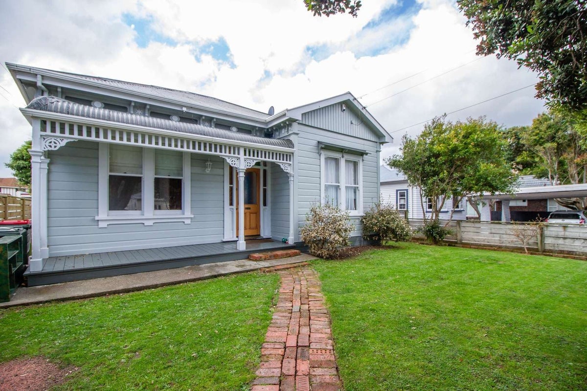 17 Rossiter Avenue, Waterloo, Lower Hutt - Carousel 1