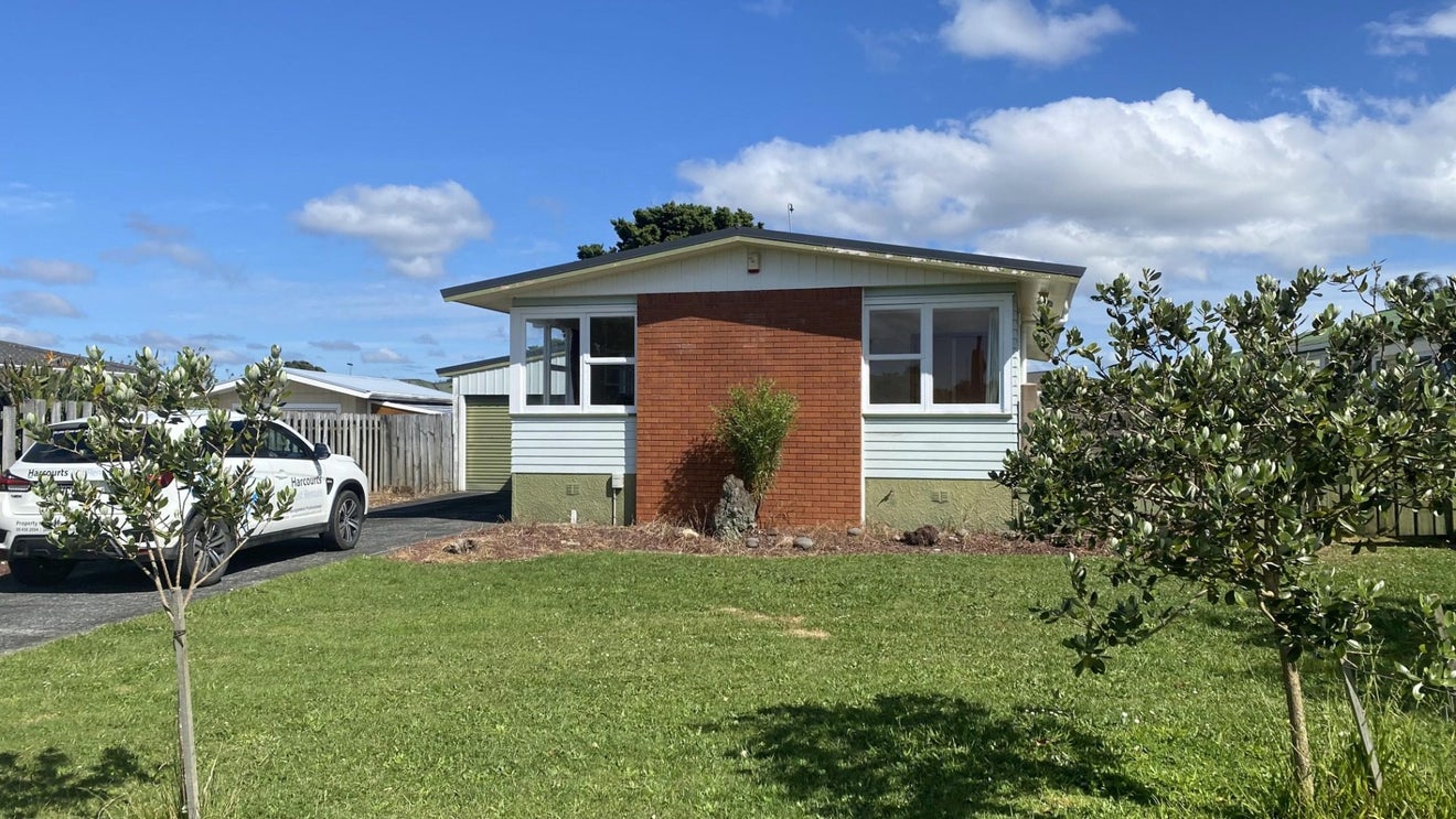 8 Otuhiwai Crescent, Tikipunga, Whangarei - Carousel 1