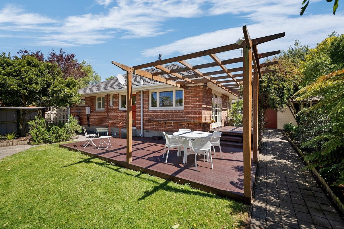 8 Merton Place, Bryndwr, Christchurch - Carousel 1