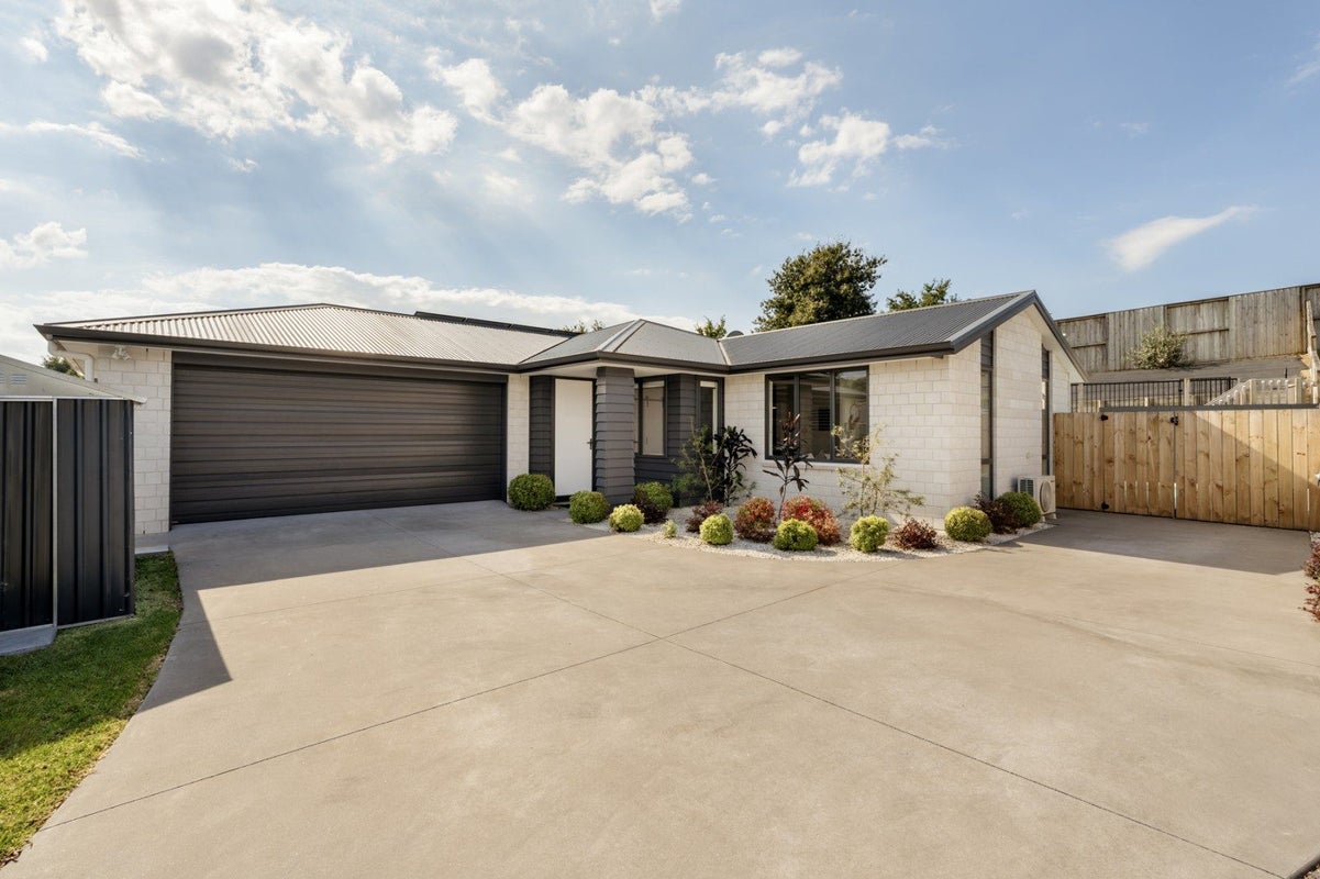 17 Whakaturou Crescent, Pyes Pa, Tauranga - Carousel 1