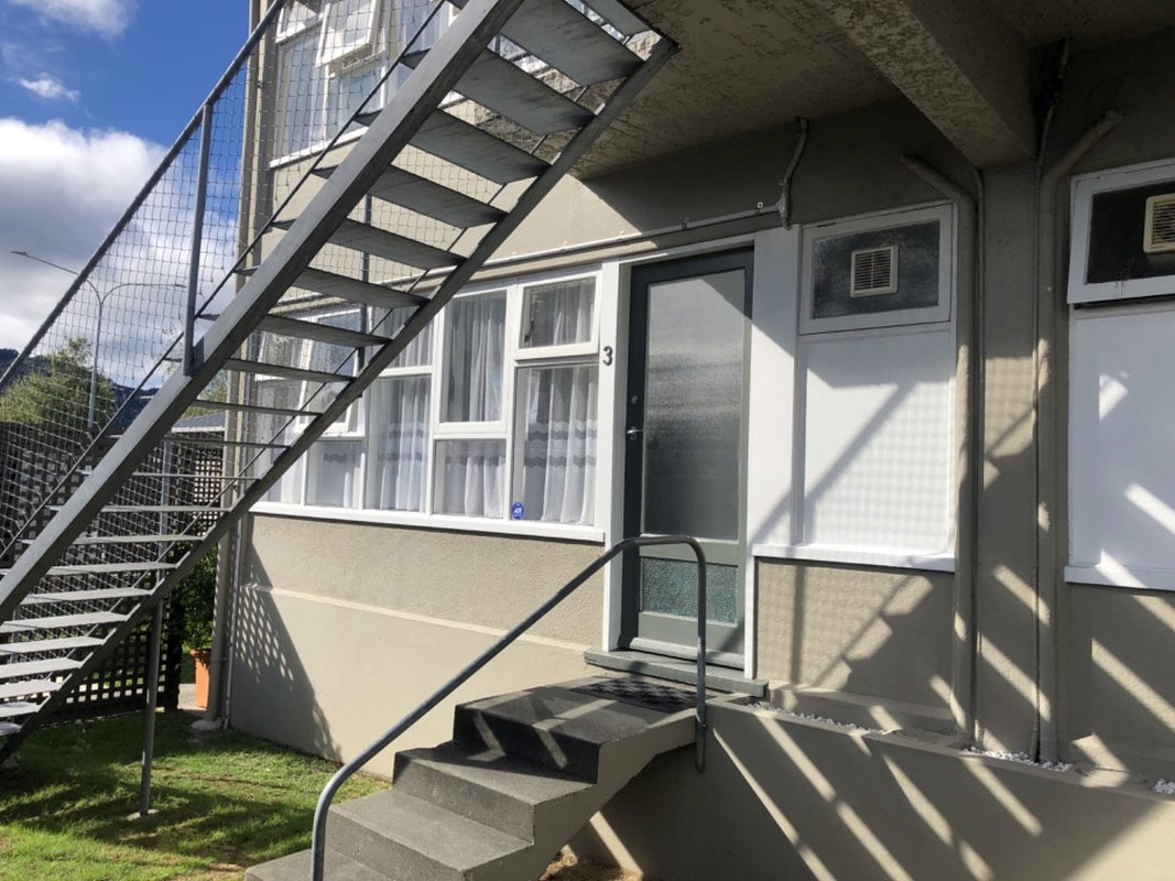 1/33 Queen Street, Upper Hutt Central, Upper Hutt - Carousel 1