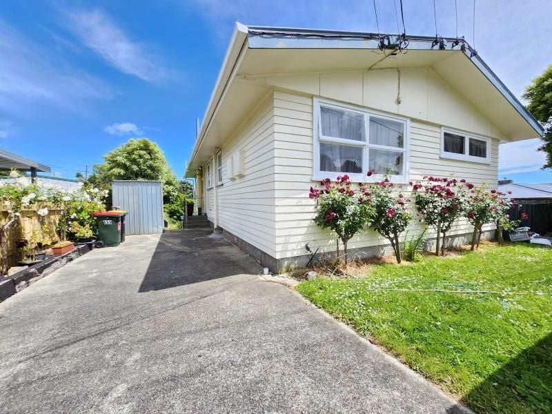 18 Catherine Crescent, Paparangi, Wellington - Carousel 1