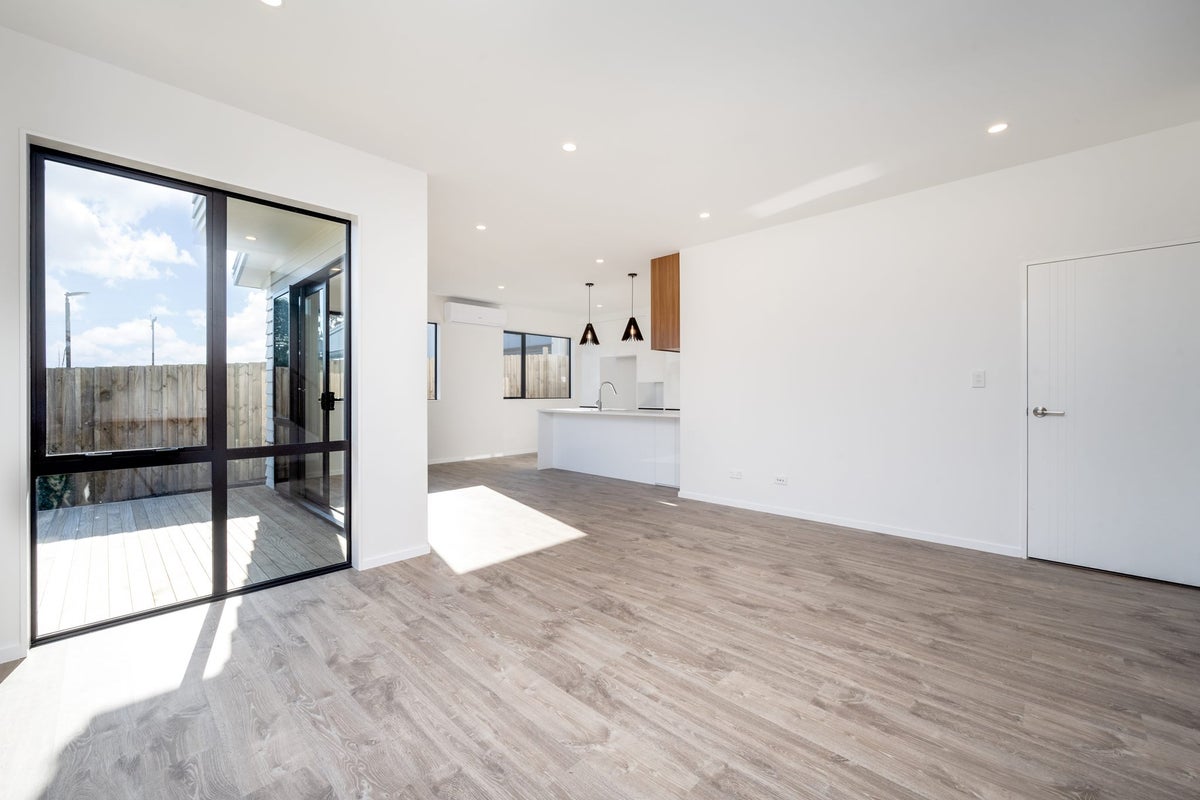 4 Ropata Avenue, Point England, Auckland - Carousel 2