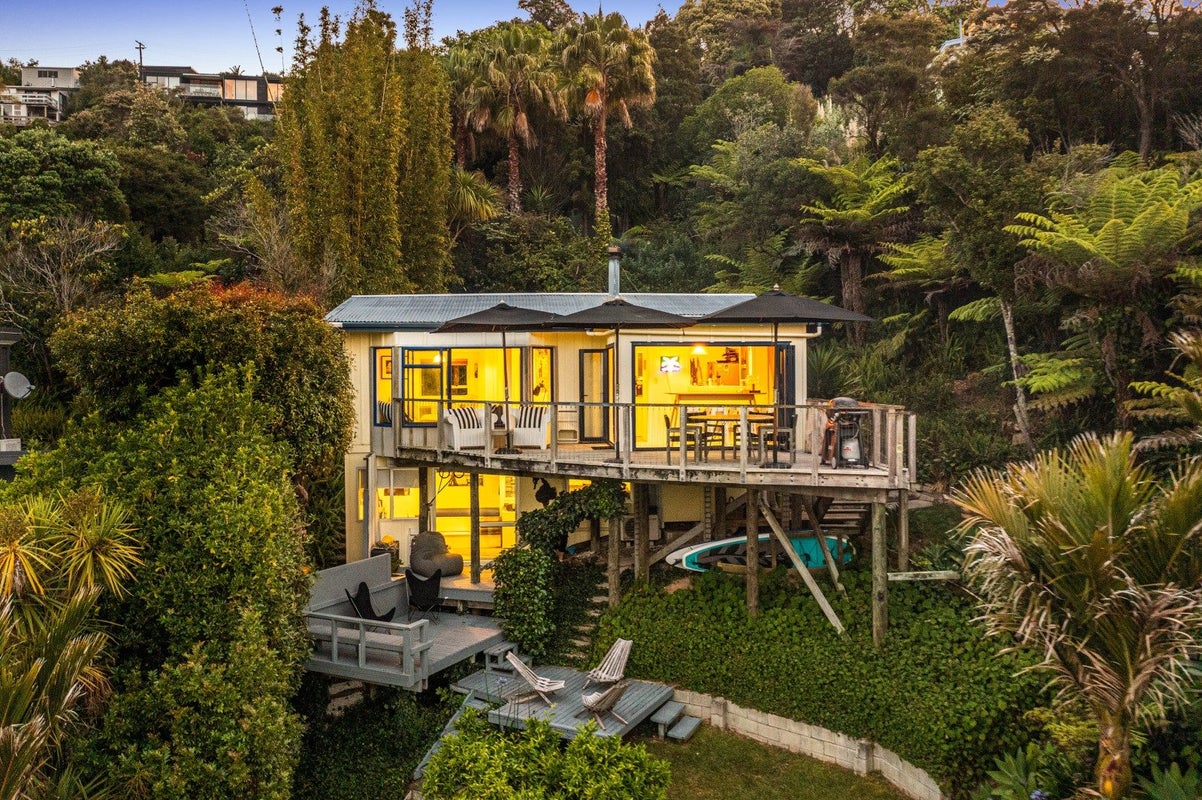 55A Queens Drive, Oneroa, Waiheke Island - Carousel 2