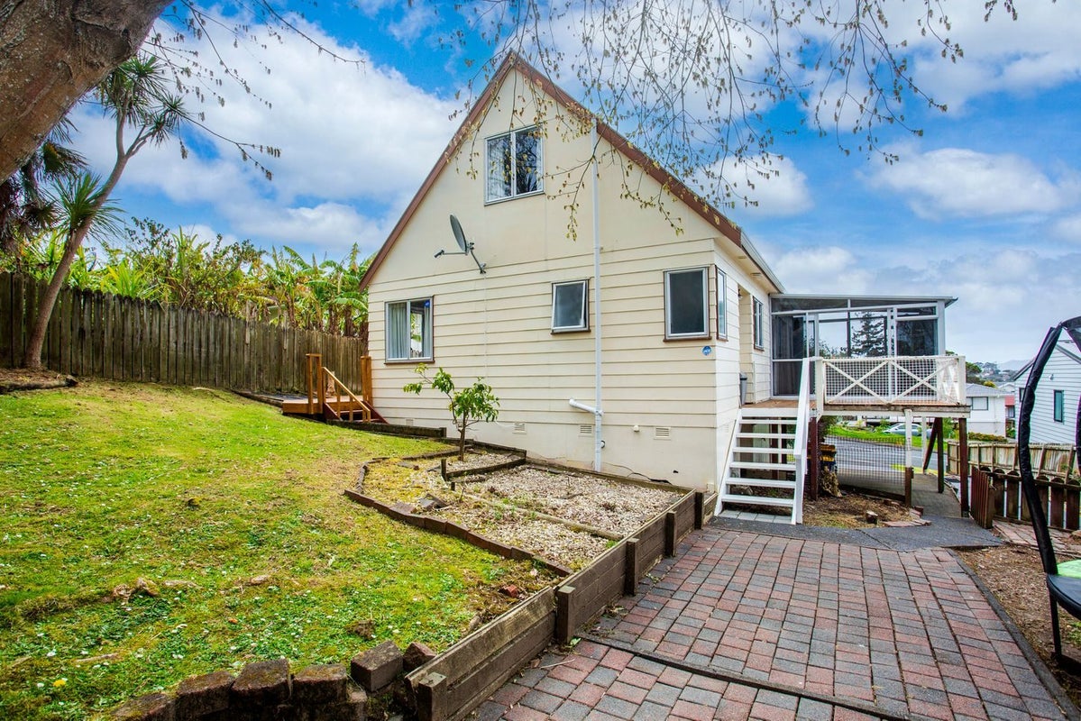 8 Athena Drive, Totara Vale, Auckland - Carousel 1