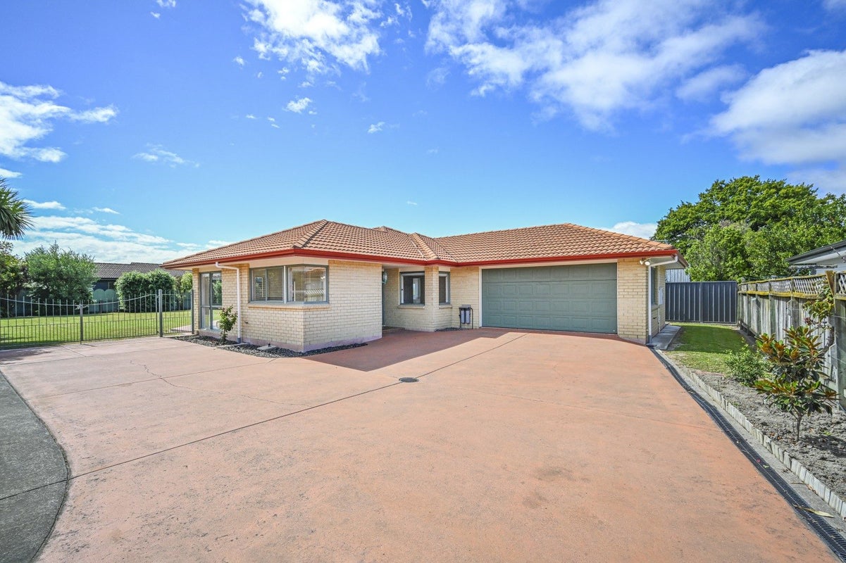 17 Amanda Place, Mayfair, Hastings - Carousel 1