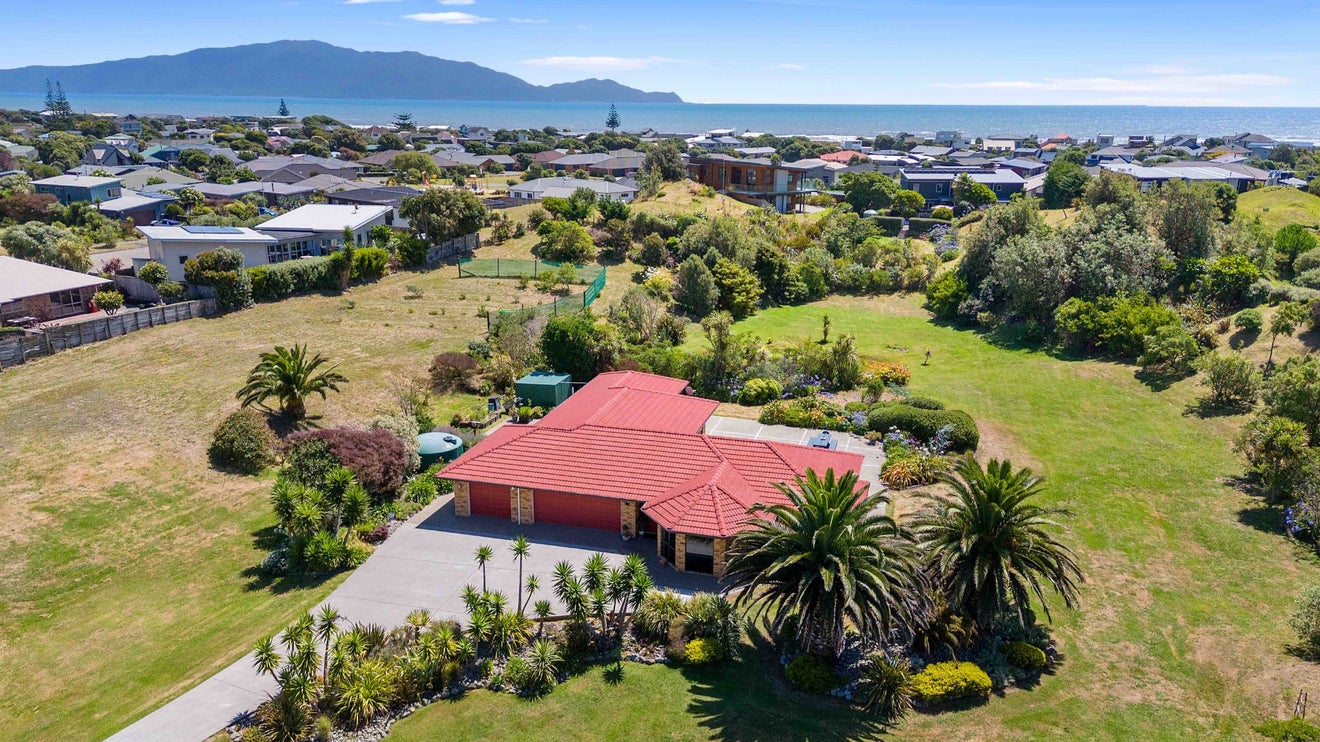 47 Rutherford Drive, Waikanae Beach, Waikanae - Carousel 1