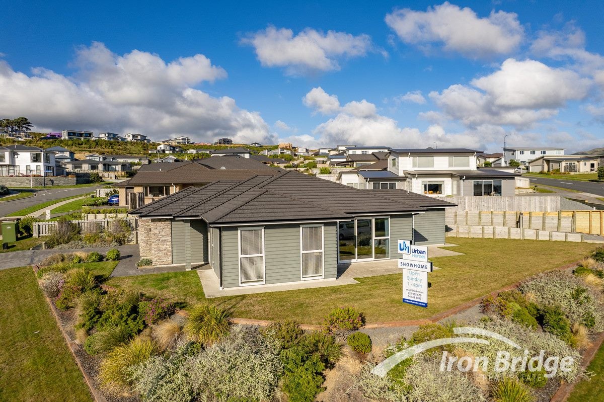 2 Margaret Shields Avenue, Aotea, Porirua - Carousel 16