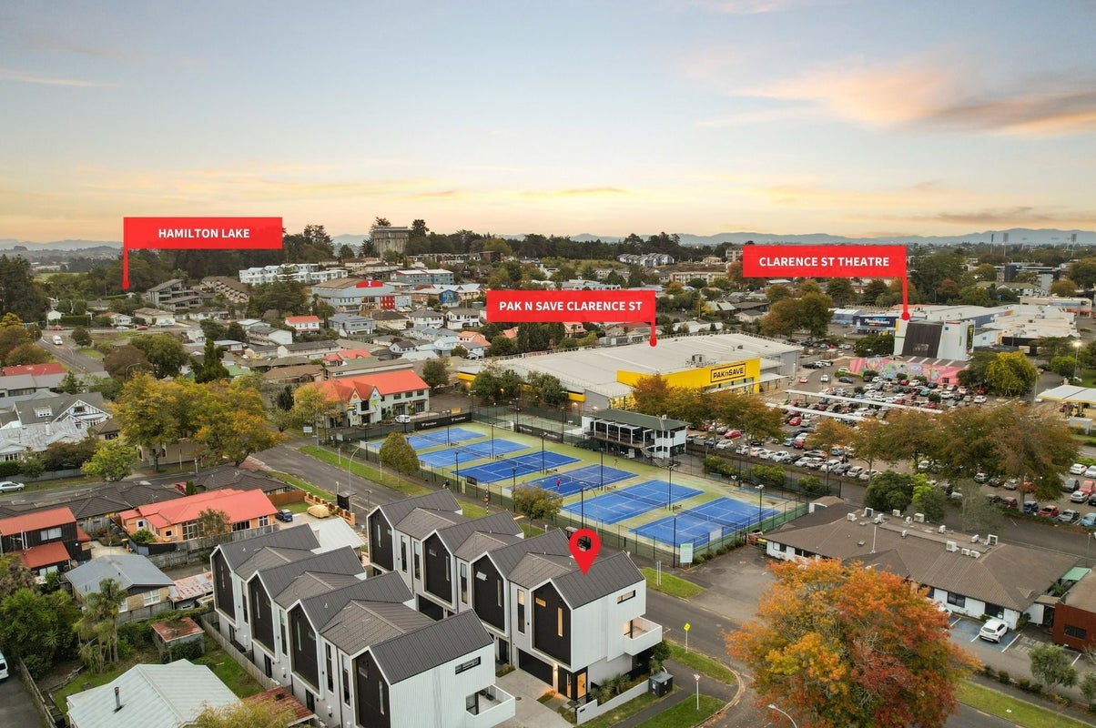 1/2 Manning Street, Hamilton Central, Hamilton - Carousel 32