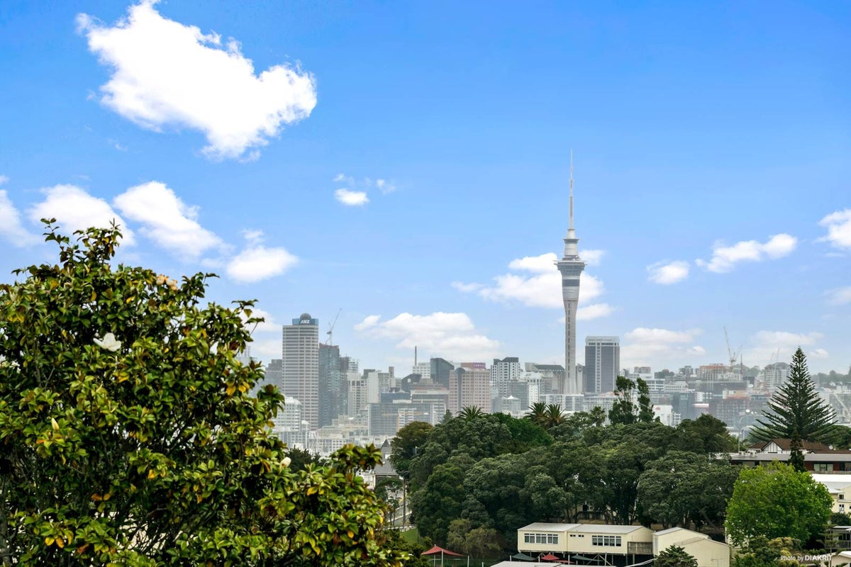 2/43 James Evans Drive, Northcote, Auckland - Carousel 2