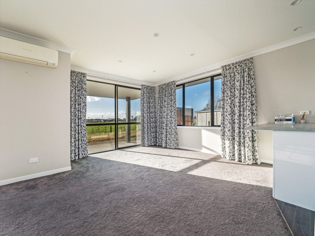 6 George Street, Bulls - Carousel 2