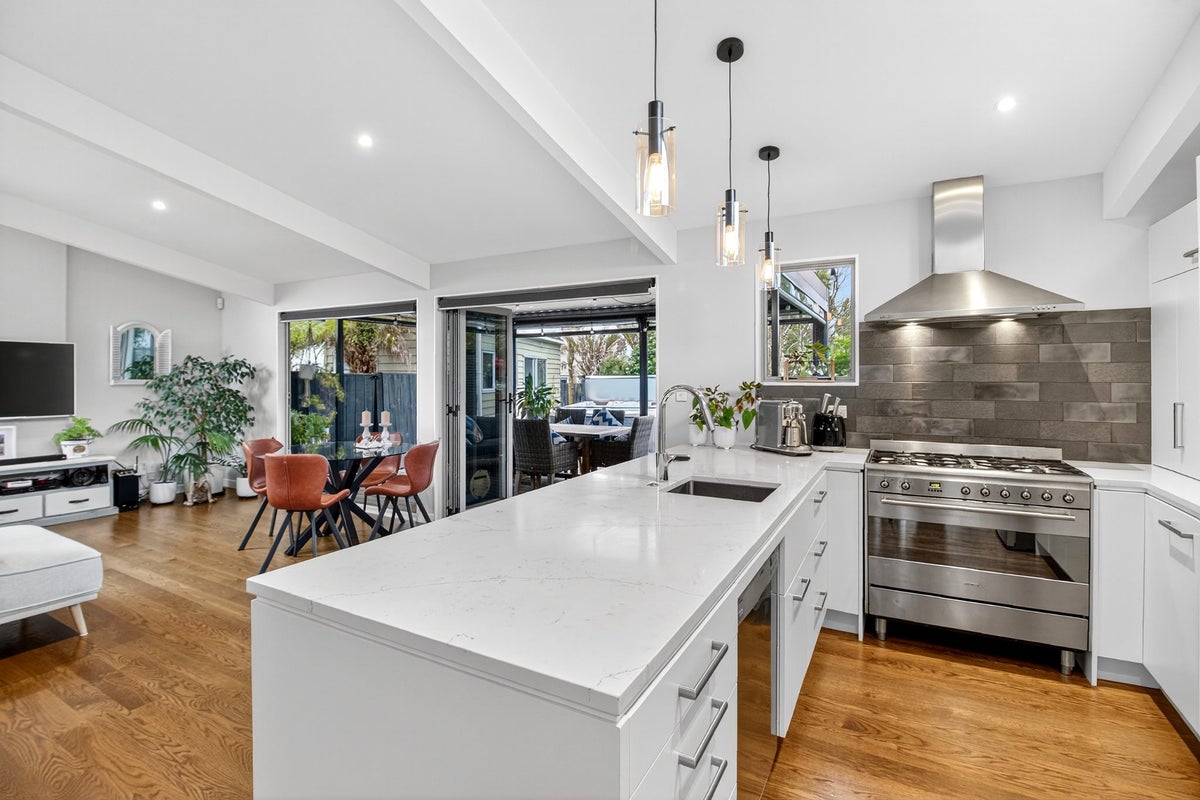 102 Walmer Road, Point Chevalier, Auckland City, Auckland - Carousel 1