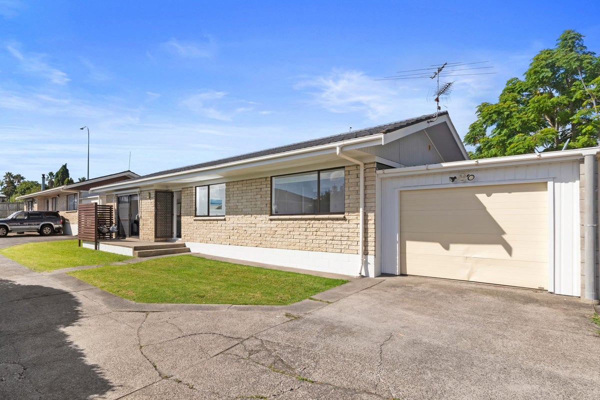 2/237 Edmonton Road, Te Atatu South, Auckland - Carousel 1