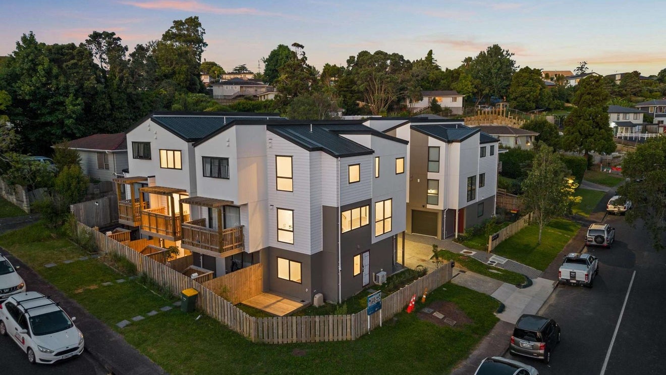 1/2 Glenbervie Crescent, Massey, Auckland - Carousel 1