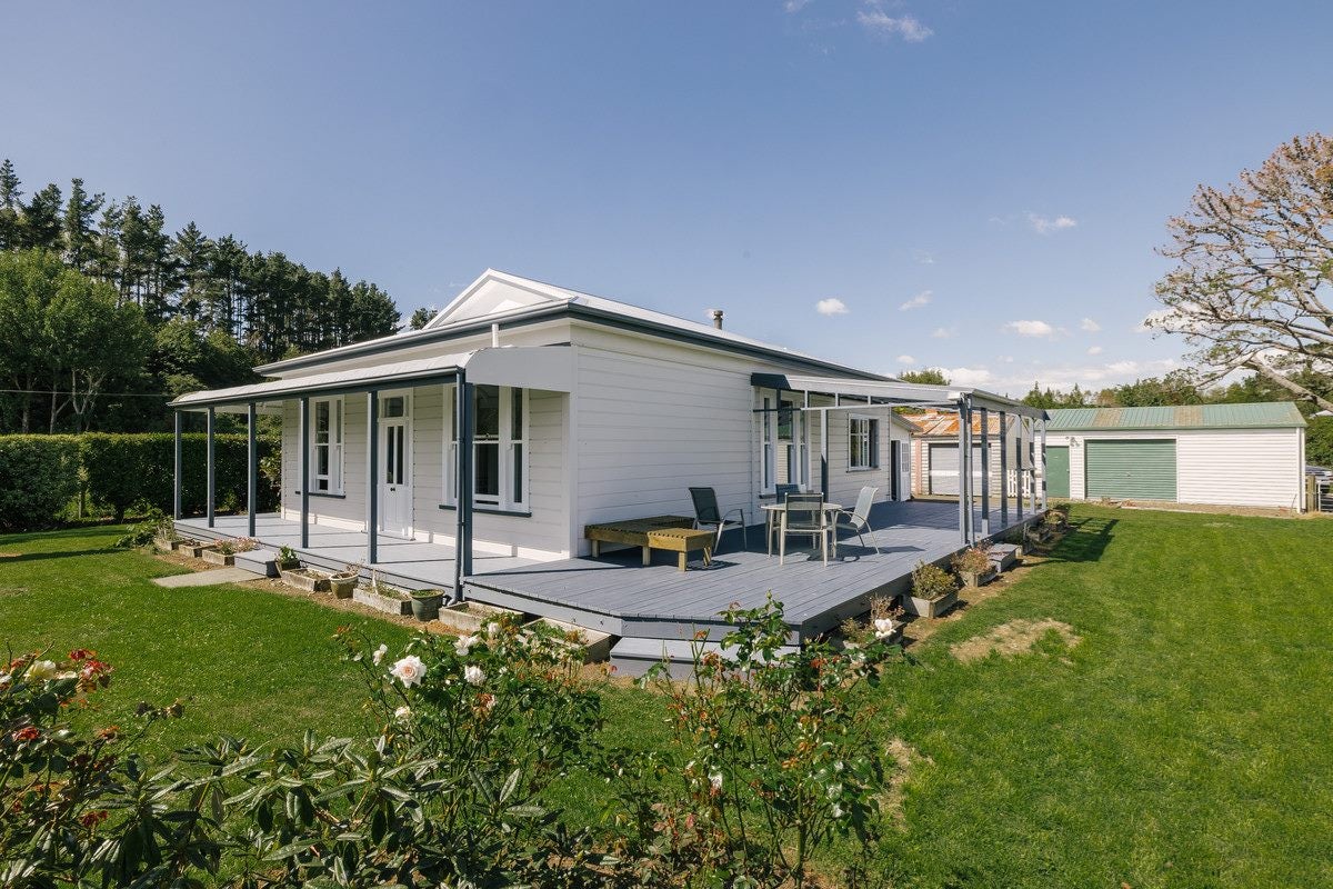 40 Turitea Road, Fitzherbert, Palmerston North - Carousel 1