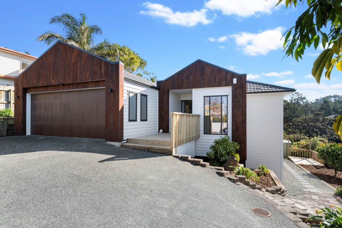 16 Meharg Place, Fairview Heights, Auckland - Carousel 1