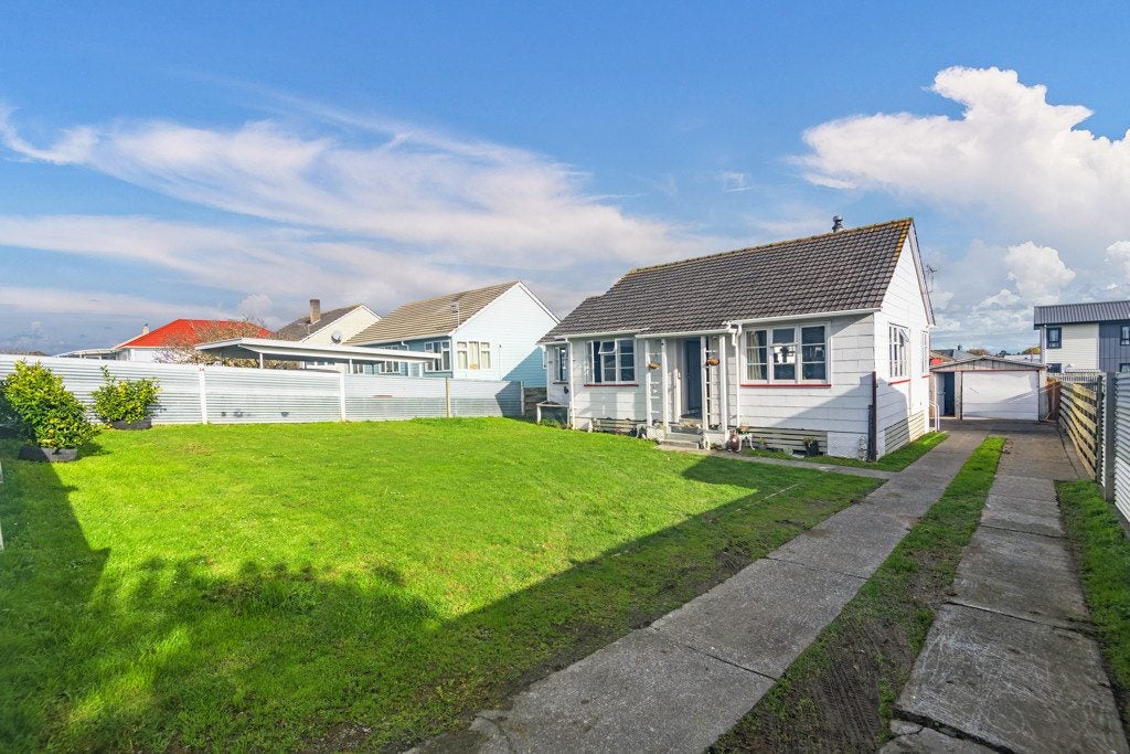 46 Clyde Crescent, Roslyn, Palmerston North - Carousel 1