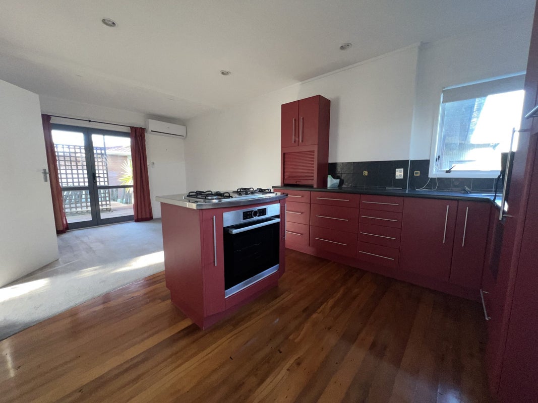 8 Beacon Avenue, Campbells Bay, Auckland - Carousel 2