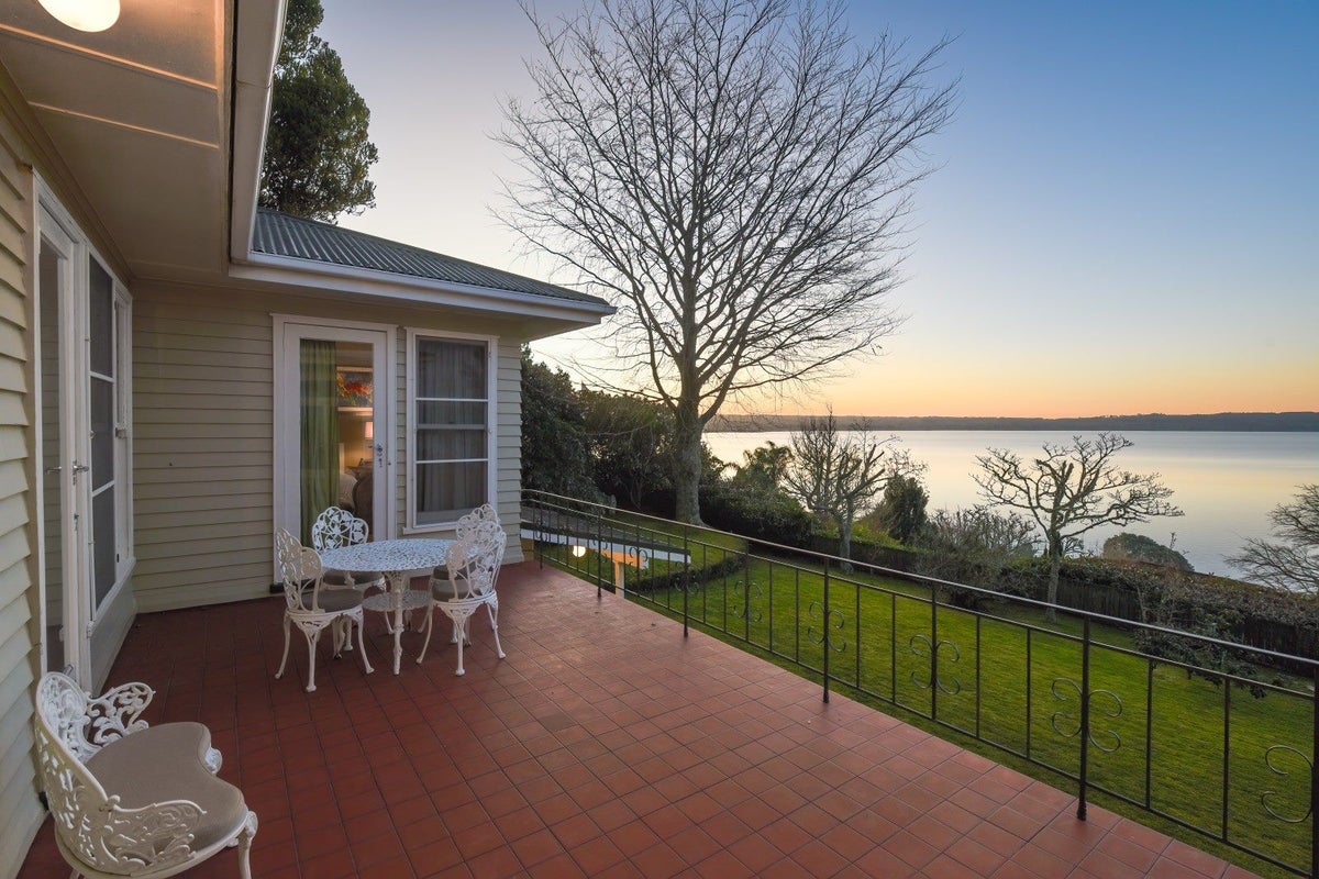 18 Vista Place, Kawaha Point, Rotorua - Carousel 1