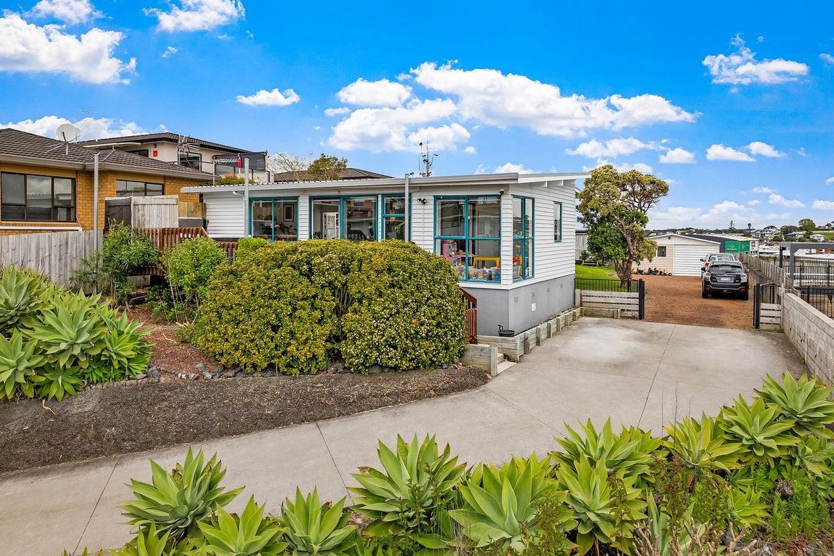 3 Delshaw Avenue, Stanmore Bay, Whangaparaoa - Carousel 1