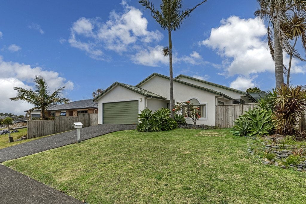 6 Reybert Place, Massey, Auckland - Carousel 1