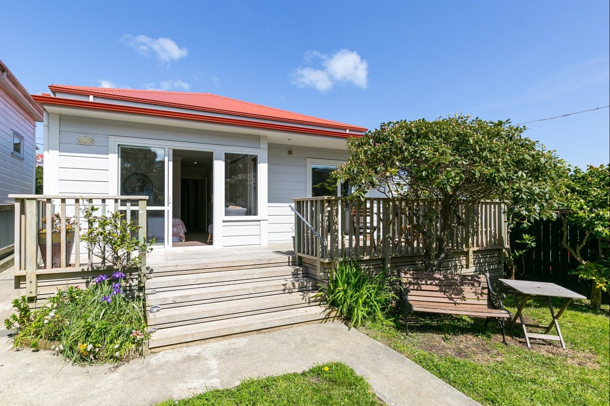 32 Liffey Street, Island Bay, Wellington - Carousel 2
