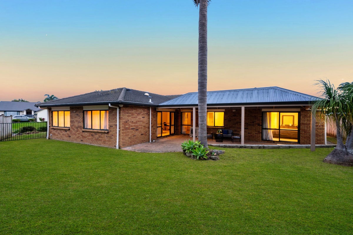 70 Lothian Brae, Wattle Downs, Auckland - Carousel 2