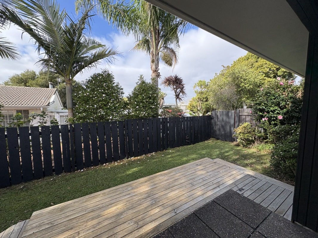 3/109A Te Atatu Road, Te Atatu South, Auckland - Carousel 1