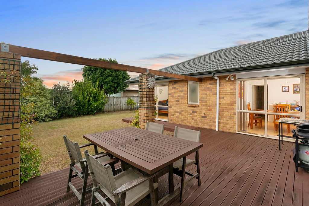 81 Summerland Drive, Henderson, Auckland - Carousel 1