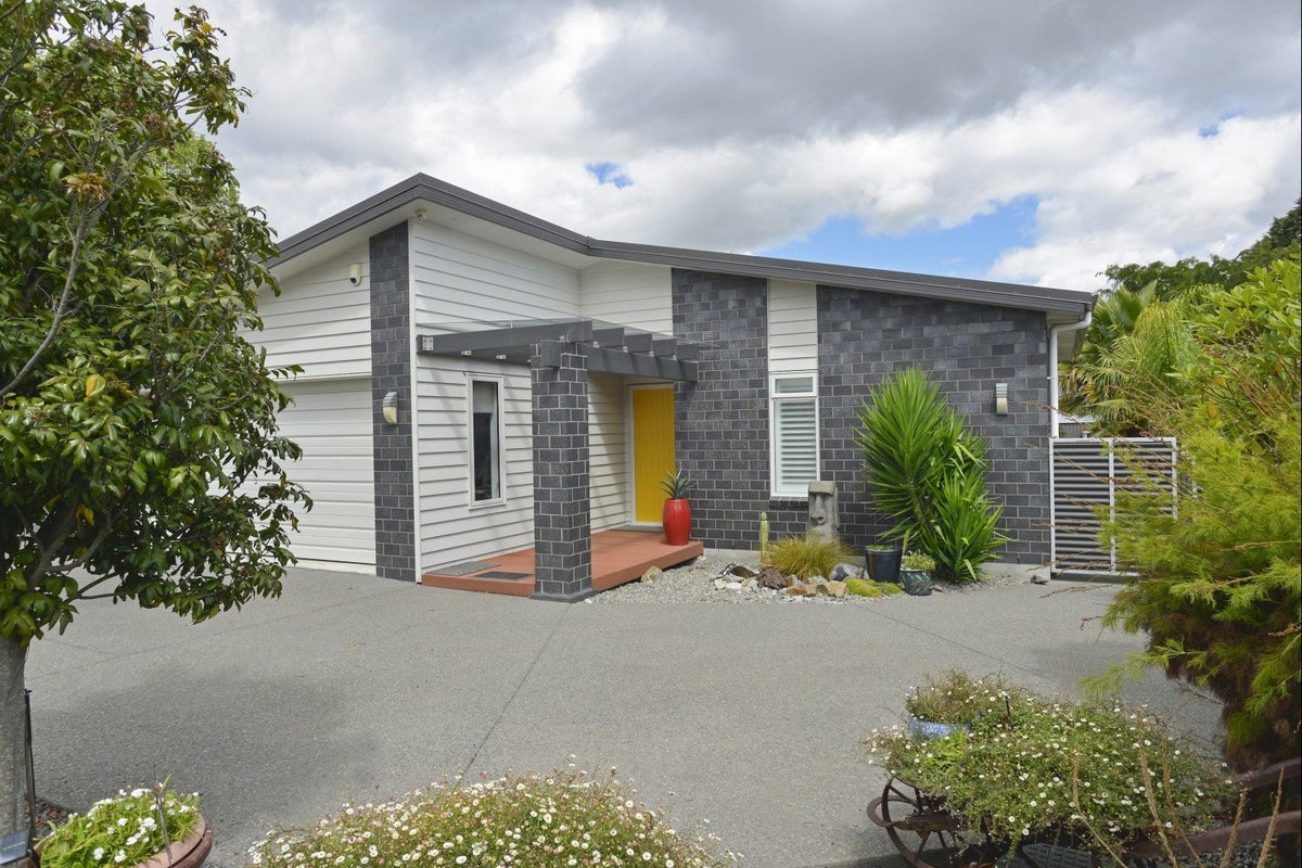 14 Howard Street, Carterton - Carousel 25