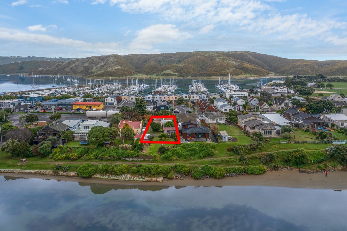 12 Mana Esplanade, Paremata, Porirua - Carousel 2