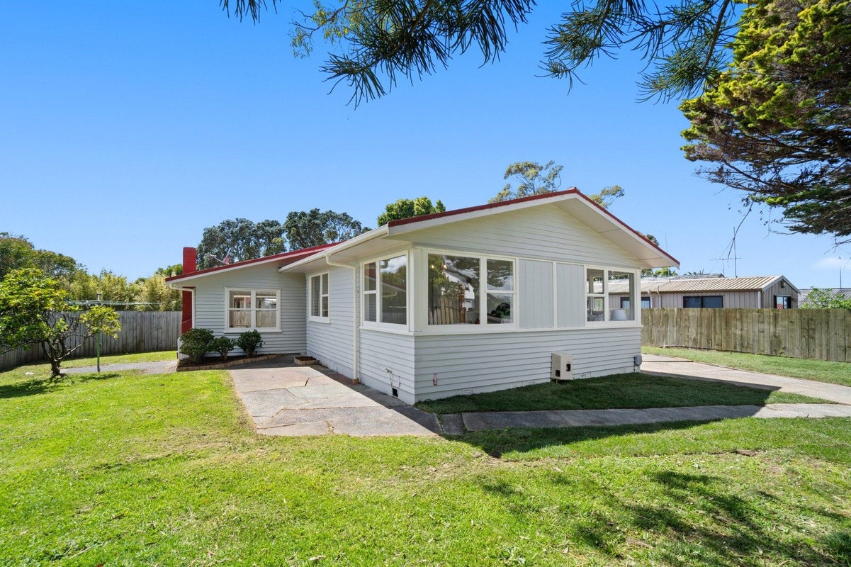 5 Totaravale Drive, Totara Vale, Auckland - Carousel 1