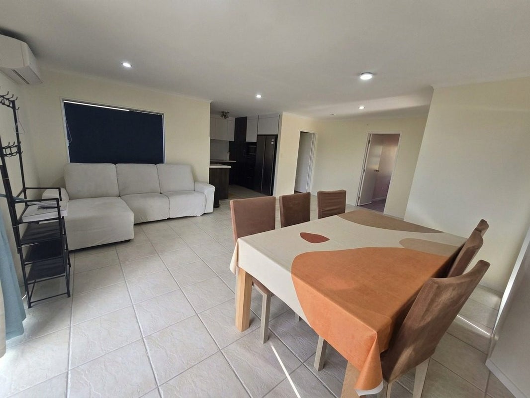 15 Dovey Place, Massey, Auckland - Carousel 2