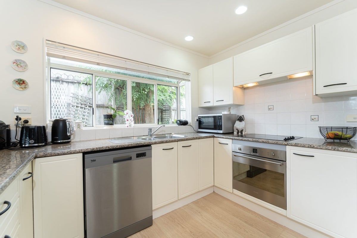 2/24 Philson Terrace, Browns Bay, Auckland - Carousel 1