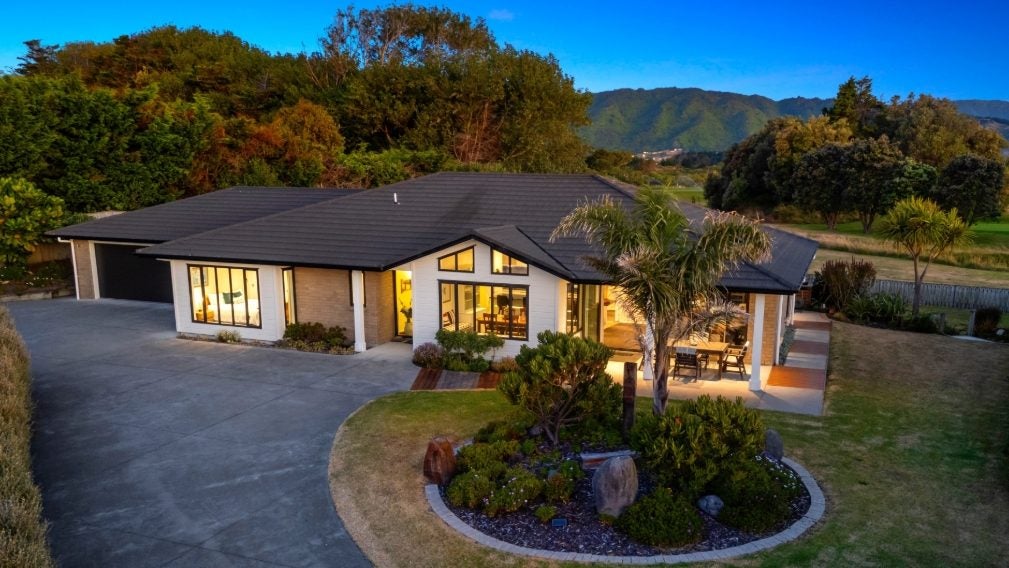 34 Titoki Road, Waikanae Beach, Waikanae - Carousel 1