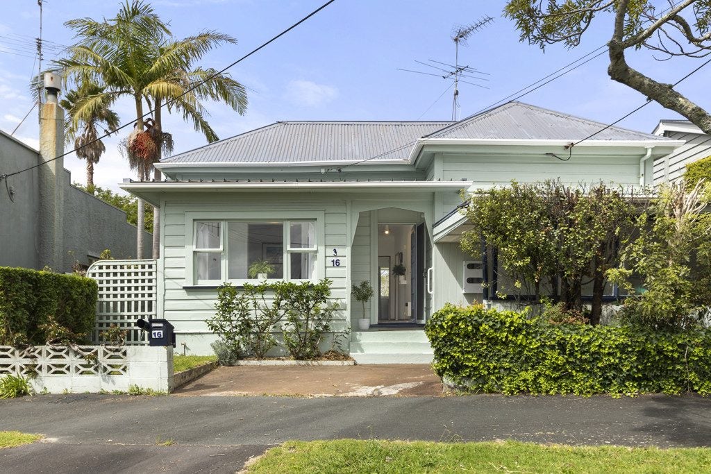 16 Kiwi Road, Stanley Point, Auckland - Carousel 1
