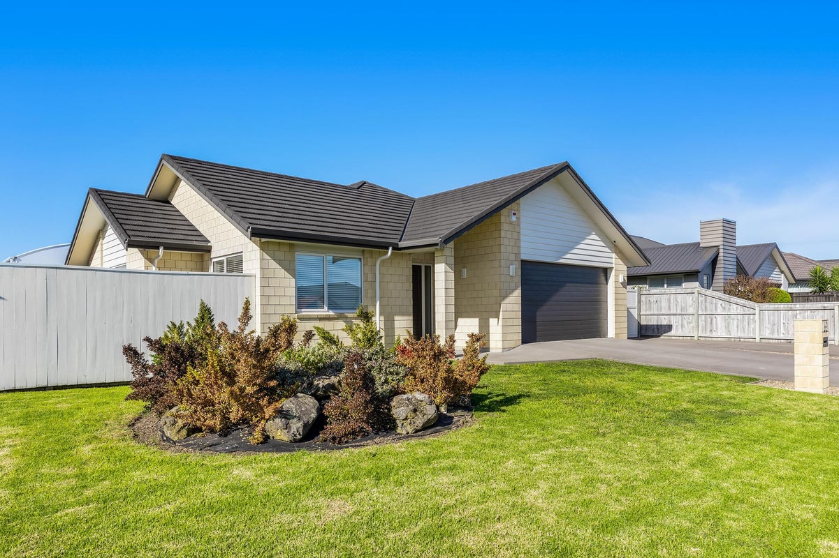 63 Intrepid Crescent, Beachlands, Auckland - Carousel 1