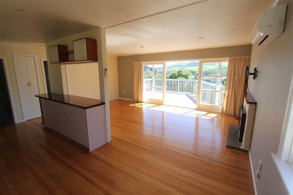 4 Diane Grove, Paparangi, Wellington - Carousel 2