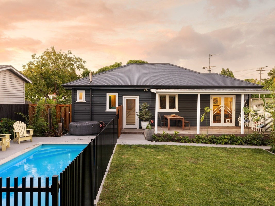 8 Naylor Street, Hamilton East, Hamilton - Carousel 1