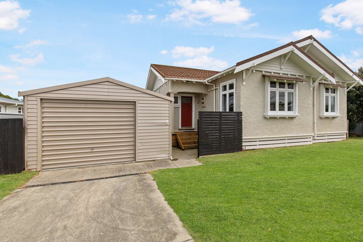 1A Aotea Street, Castlecliff, Whanganui - Carousel 1