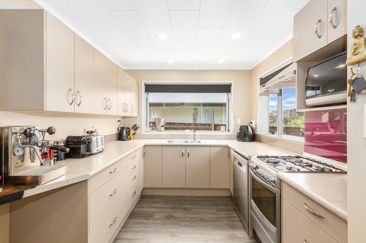 9 Cannon Lane, Whitby, Porirua - Carousel 2