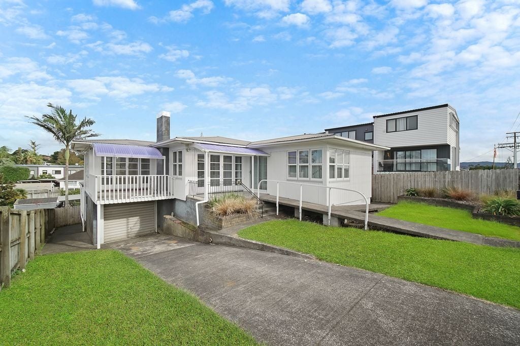 16 Sylvan Crescent, Te Atatu South, Auckland - Carousel 12